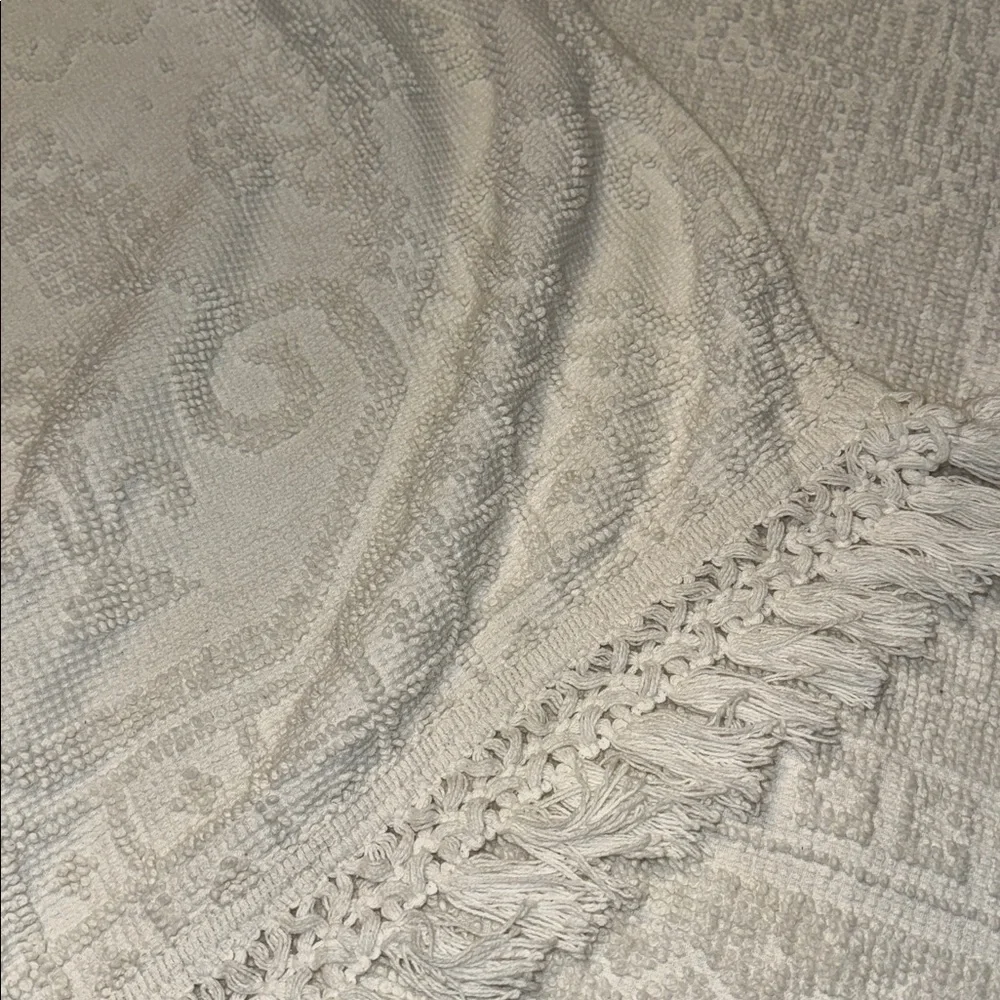 Vintage hobnail bedspread —Queen